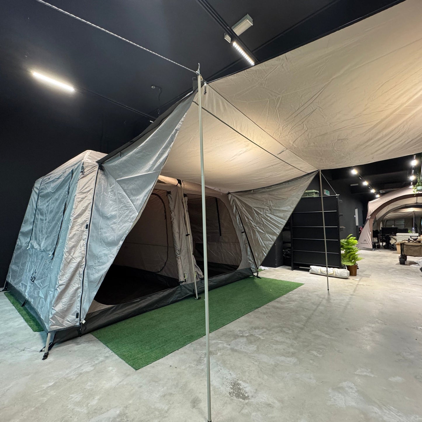LF008-009 LFO GJ-1895 Medium Manual Family Tent, 4-5 Persons