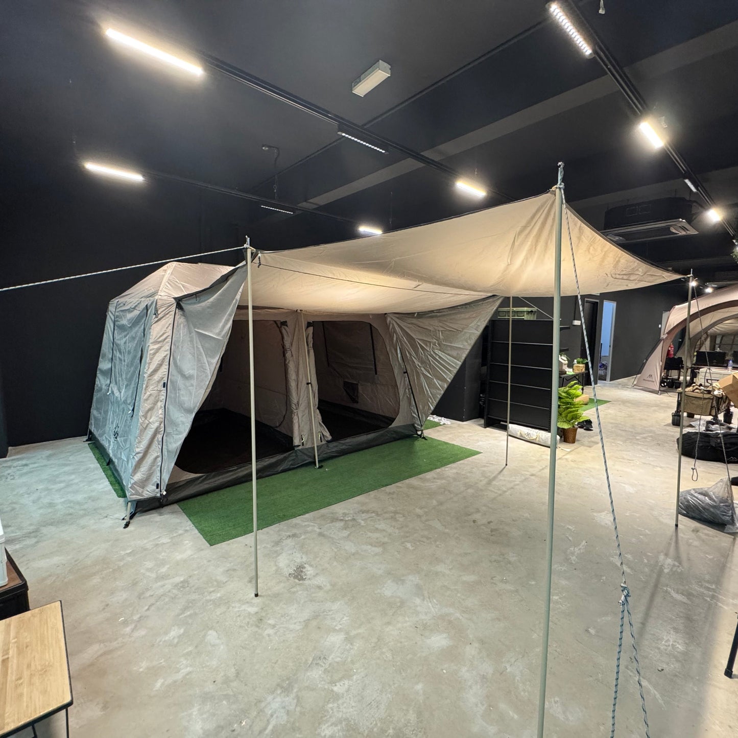 LF008-009 LFO GJ-1895 Medium Manual Family Tent, 4-5 Persons